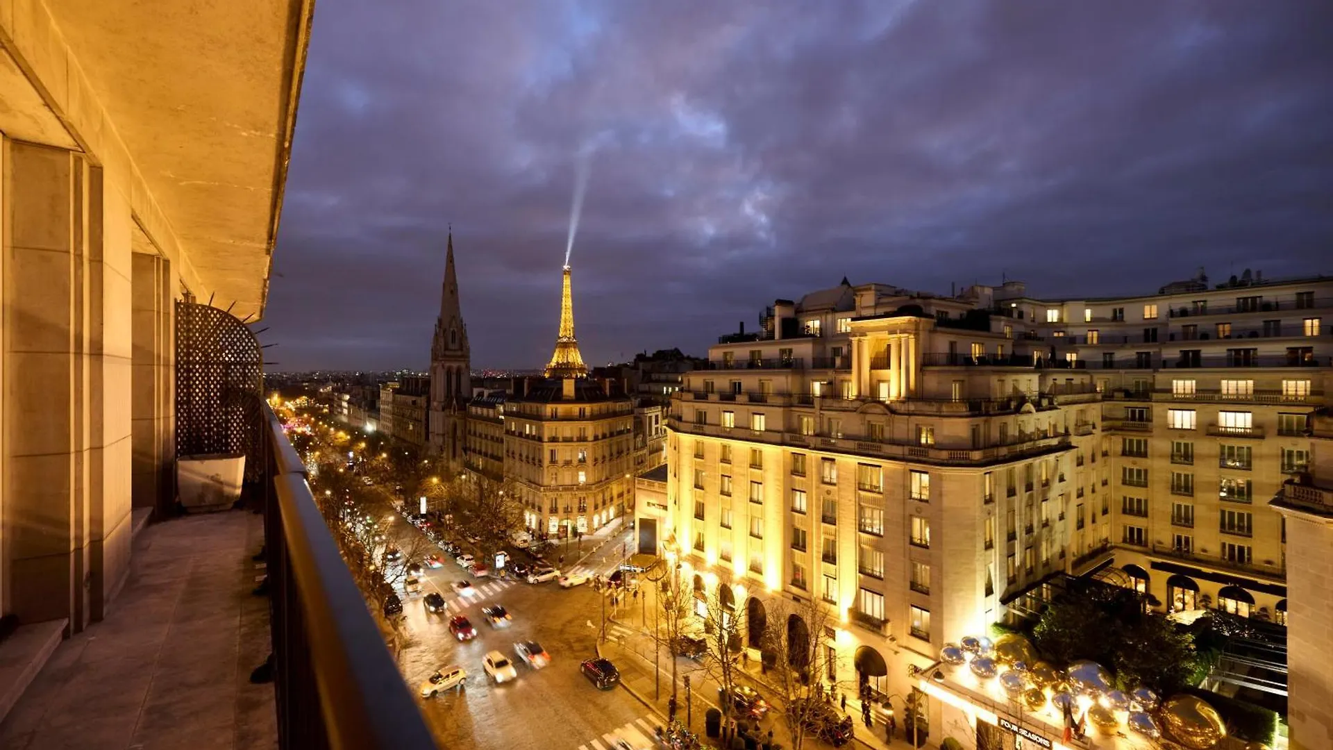 Av George V / Tour Eiffel location